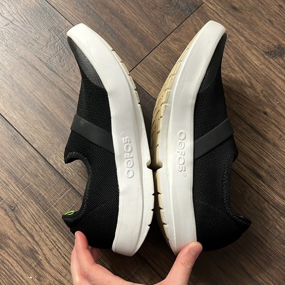 OOFOS Womens OOmg Low Shoe Black Mesh Recovery Slip On Sport Flat Loafer Size 10 - Picture 2 of 6